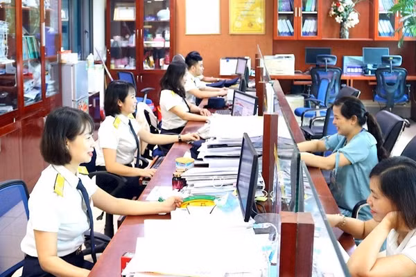 Cán bộ thuế thành phố hỗ trợ hướng dẫn người nộp thuế kê khai, quyết toán thuế. (Ảnh: Minh Hiệp)