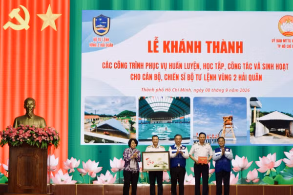 Khánh thành các công trình phục vụ huấn luyện, học tập, công tác và sinh hoạt cho cán bộ, chiến sĩ. (Ảnh: ANH HOÀNG)