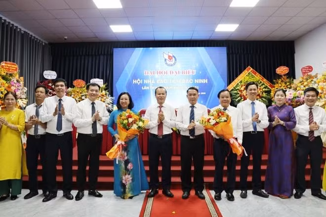 Đại diện lãnh đạo Trung ương Hội Nhà báo và lãnh đạo tỉnh Bắc Ninh chúc mừng Ban Chấp hành Hội nhà báo tỉnh Bắc Ninh nhiệm kỳ 2026-2031.