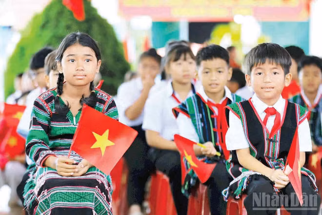 Học sinh Trường tiểu học Nguyễn Văn Trỗi ở xã biên giới Thuận An trong lễ khai giảng. (Ảnh: ĐÌNH THÁI)