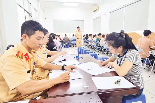 Người dân thực hiện thủ tục thi sát hạch lái xe ô-tô.