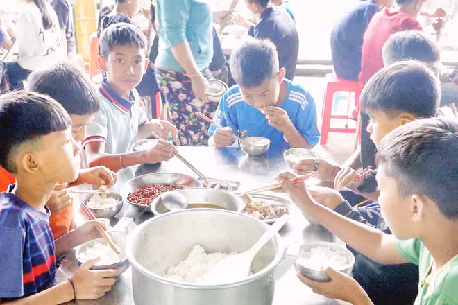 Học sinh Trường THCS Ka Lăng trong giờ ăn trưa.