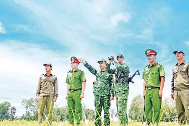 Lực lượng công an, biên phòng và an ninh cơ sở phối hợp tuần tra tuyến biên giới. (Ảnh THANH MỸ)