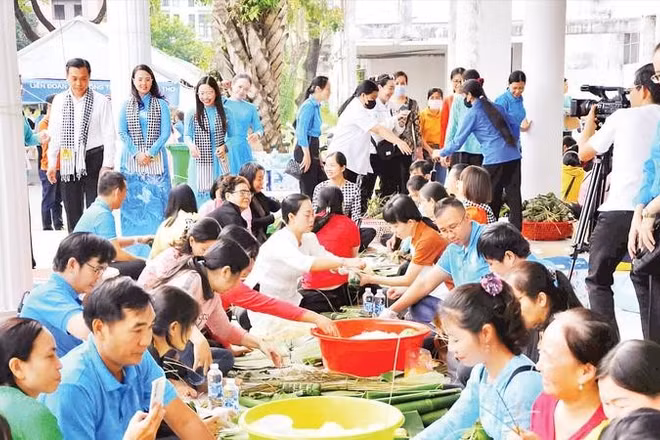 Một hoạt động tại Chợ Tết Công đoàn do Liên đoàn Lao động thành phố Cần Thơ tổ chức.