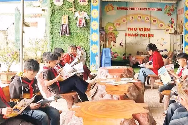 Các em học sinh Trường phổ thông dân tộc bán trú trung học cơ sở Minh Sơn, xã Minh Sơn được tiếp cận nhiều loại sách thông qua mô hình thư viện thân thiện.