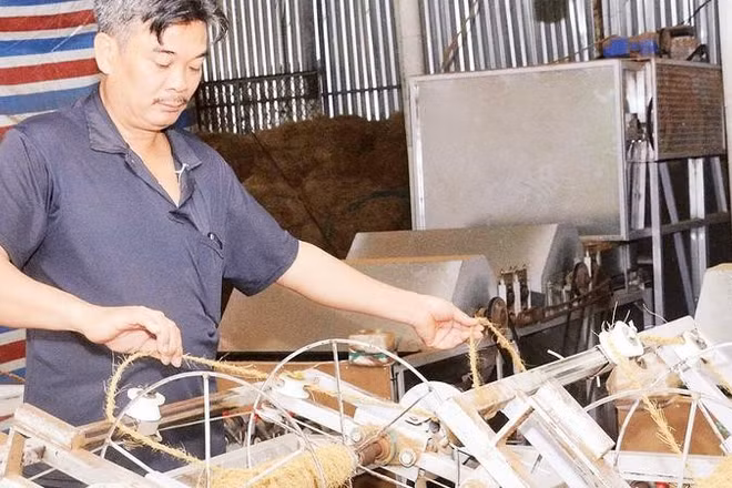 Nhờ nguồn vốn vay từ Ngân hàng Chính sách xã hội, ông Nguyễn Văn Út đã đầu tư máy móc, mở rộng sản xuất, góp phần phát triển kinh tế gia đình.