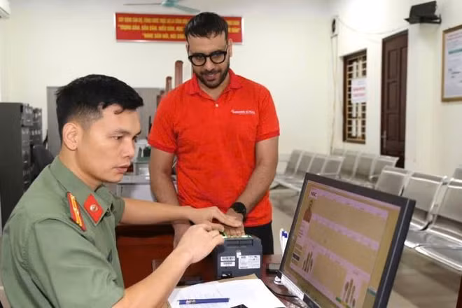 Công an tỉnh Bắc Ninh làm thủ tục cấp định danh điện tử mức độ 2 cho người nước ngoài.