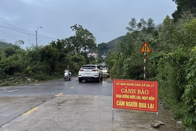 Cảnh báo ngầm tràn bị ngập sâu tại xã Sa Lý. (Ảnh: ĐG)