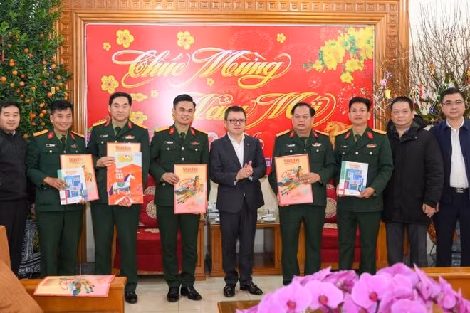 Đồng chí Lê Quốc Minh, Tổng Biên tập Báo Nhân Dân (giữa) cùng Đoàn công tác Báo Nhân Dân tặng ấn phẩm Báo Nhân Dân Tết 2026 đến Sư đoàn 325.
