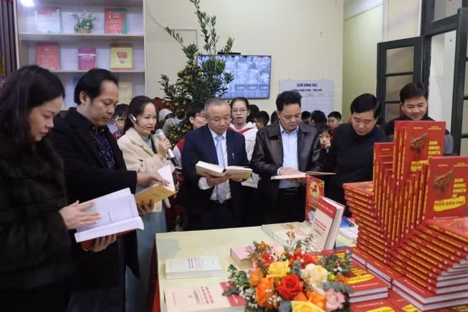 Các đại biểu tham quan gian trưng bày tại buổi khai mạc.