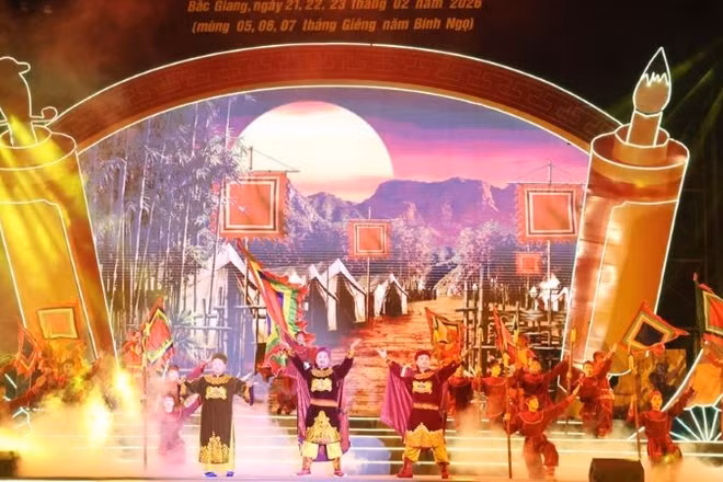 Biểu diễn nghệ thuật trong chương trình khai hội.