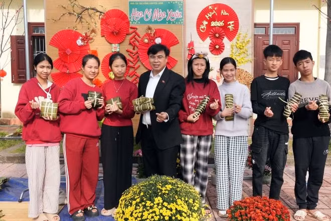 Ông Nguyễn Văn Huế, Giám đốc Cơ sở Bảo trợ xã hội Bắc Ninh cùng các cháu được nuôi dưỡng tại trung tâm trong sự kiện gói bánh chưng đón Tết.