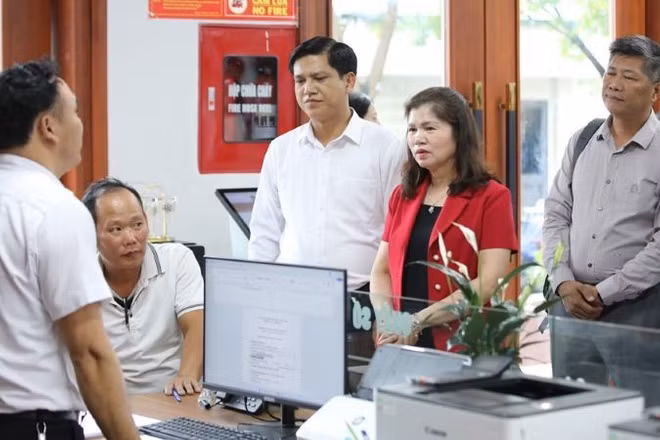 Đoàn giám sát của Hội đồng nhân dân thành phố Bắc Ninh làm việc tại phường Nếnh. (Ảnh: Quốc Phương)