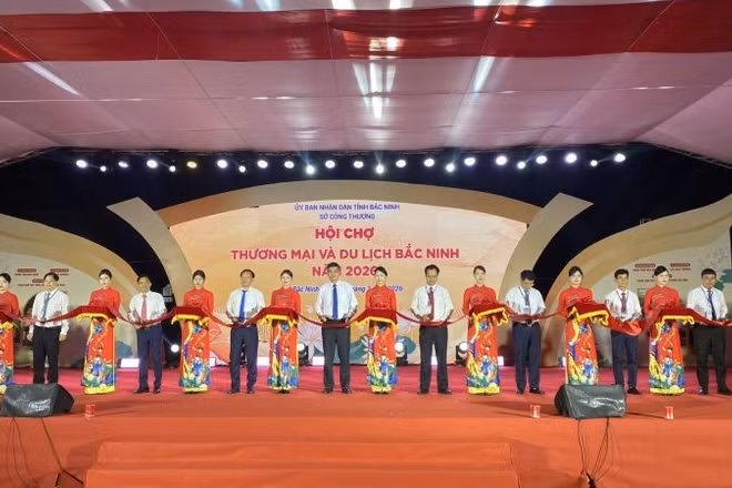 Các đại biểu cắt băng khai mạc hội chợ.