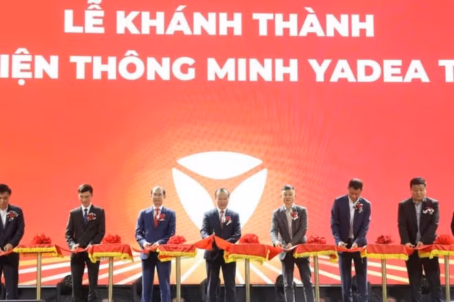 Các đại biểu cắt băng khánh thành nhà máy sản xuất xe máy điện Yadea Bắc Ninh.