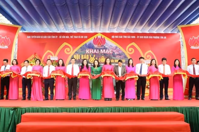 Các đại biểu cắt băng khai mạc Hội báo xuân Bắc Ninh 2026.