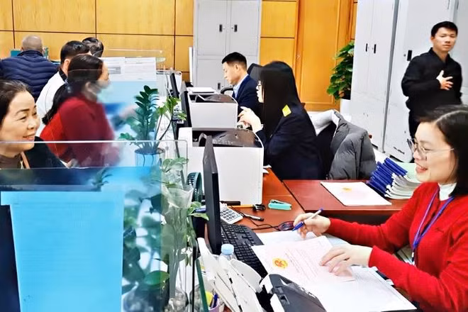 Cán bộ Chi nhánh Văn phòng đăng ký đất đai Bắc Ninh thực hiện đăng ký biến động về đất đai cho công dân. (Ảnh: Tuấn Dương)