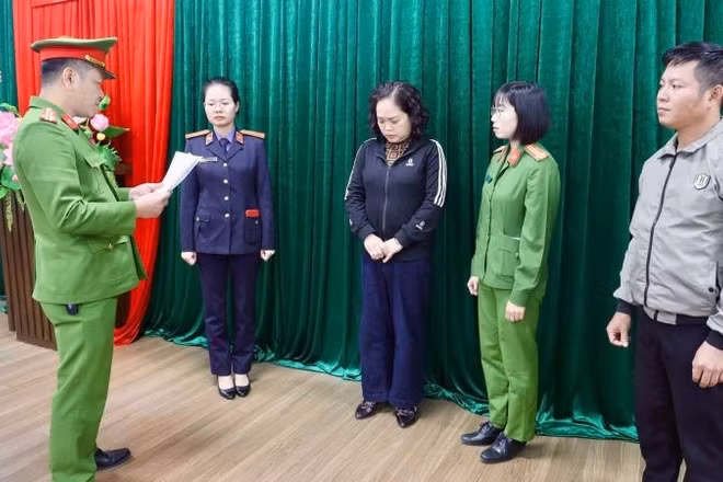 Cơ quan Cảnh sát điều tra đọc Lệnh bắt bị can để tạm giam với Nguyễn Thị Hoa (áo đen ở giữa).