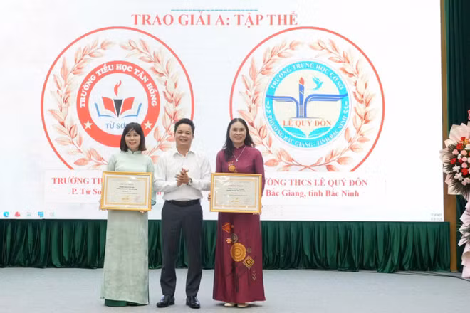 Đại diện Ban tổ chức trao giải A cho các tập thể đoạt giải.