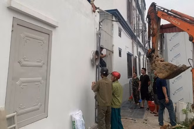 Lực lượng chức năng phá dỡ công trình lấn chiếm hành lang hạ tầng kỹ thuật đô thị.