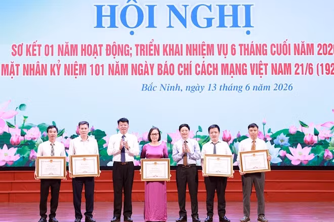 Lãnh đạo Báo và Phát thanh, Truyền hình Bắc Ninh trao Bằng khen của Chủ tịch tỉnh Bắc Ninh cho các cá nhân có thành tích xuất sắc trong công tác.