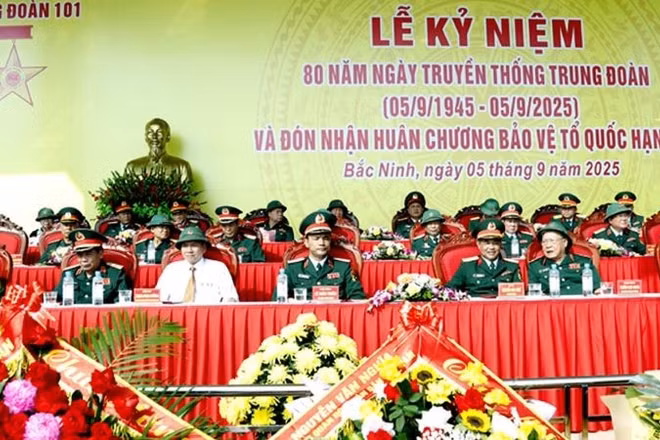 Lễ kỷ niệm 80 năm Ngày truyền thống thành lập Trung đoàn 101 và đón nhận nhận Huân chương Bảo vệ Tổ quốc hạng Ba.