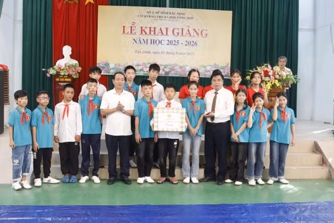 Lãnh đạo Sở Y tế tỉnh Bắc Ninh tặng quà cho trẻ khuyết tật nghe, nói nhân Lễ khai giảng năm học mới. 
