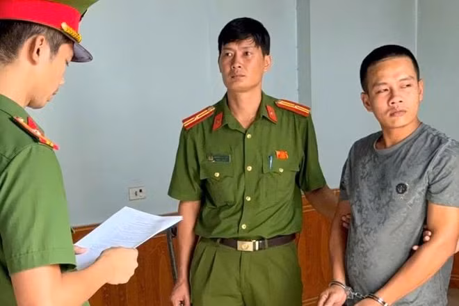 Cơ quan Cảnh sát điều tra, Công an tỉnh Bắc Ninh đọc lệnh tạm giam đối với bị can Lăng Văn Duyệt.