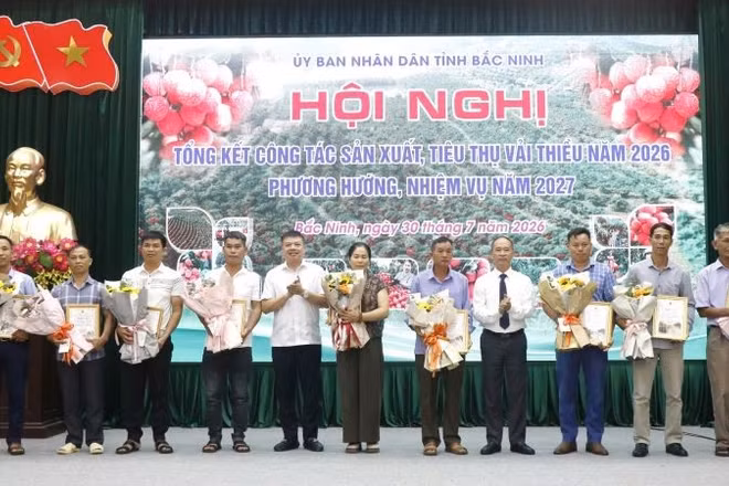 Lãnh đạo Ủy ban nhân dân tỉnh Bắc Ninh trao giấy chứng nhận vườn vải đẹp cho các chủ vườn tại Hội nghị tổng kết sản xuất, tiêu thụ vải thiều năm 2026.