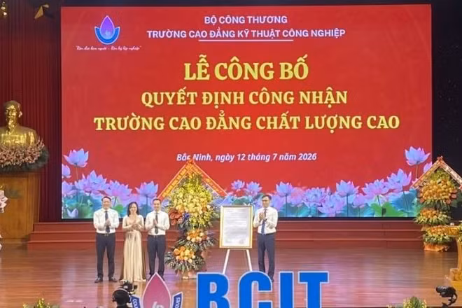 Đại diện Bộ Giáo dục và Đào tạo trao Quyết định công nhận đạt chuẩn trường cao đẳng chất lượng cao tại buổi lễ.