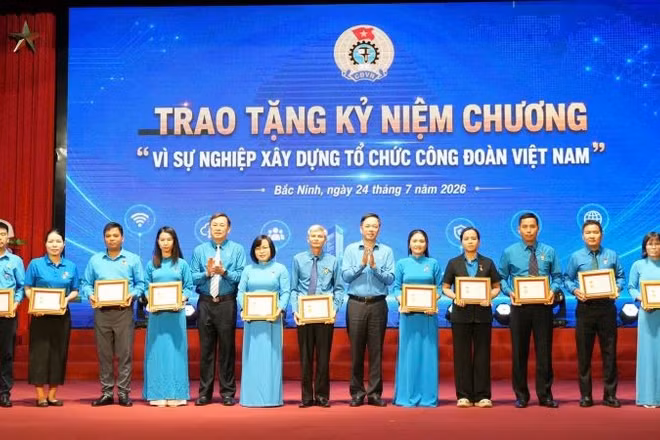 Trao tặng Kỷ niệm chương "Vì sự nghiệp xây dựng tổ chức Công đoàn Việt Nam" cho các cá nhân tại hội nghị.