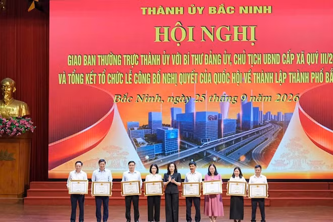 Đại diện các tập thể nhận Bằng khen của Chủ tịch Ủy ban nhân dân thành phố Bắc Ninh. (Ảnh: NQ)