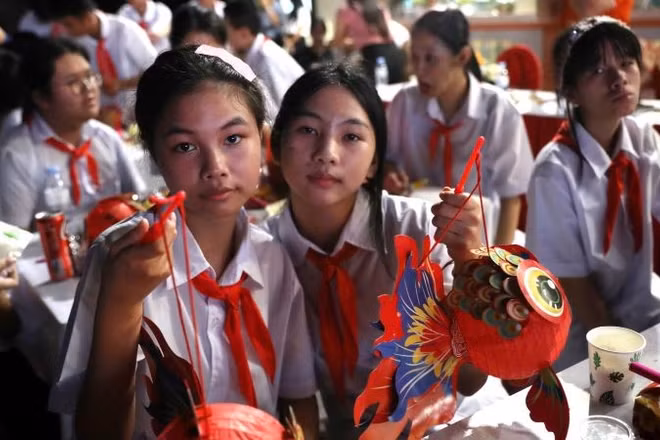 Các cháu thiếu niên vui đêm hội trăng rằm. (Ảnh: DL)