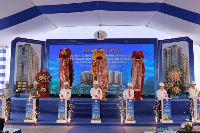 Các đại biểu bấm nút khởi công dự án. (Ảnh: KT) 