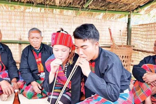 Vợ chồng anh Hồ Văn Cường và chị Hồ Thị Trà My trong vai cô dâu, chú rể tại buổi phục dựng lễ cưới truyền thống của người Bru-Vân Kiều ở thôn Tà Rùng.