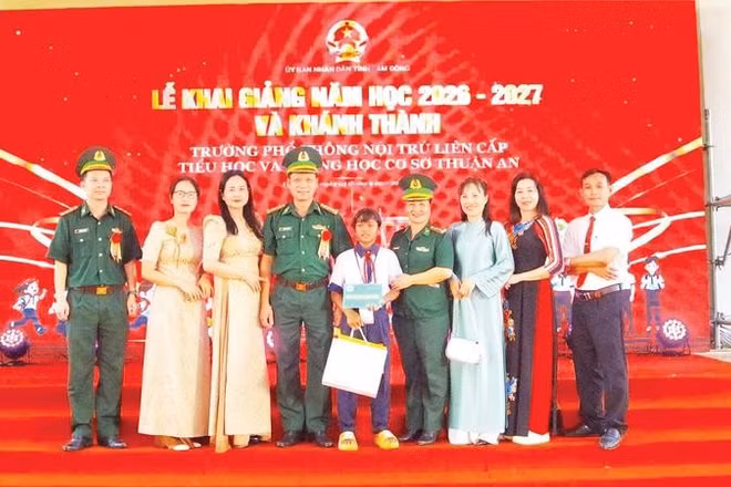 Niềm vui của “Con nuôi đồn biên phòng” trên tuyến biên giới phía tây Lâm Đồng trong năm học mới.