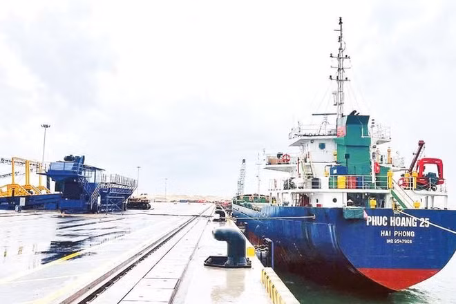 Cảng Mỹ Thủy đóng góp vào ngân sách nhà nước từ những lô hàng xuất khẩu đầu tiên.