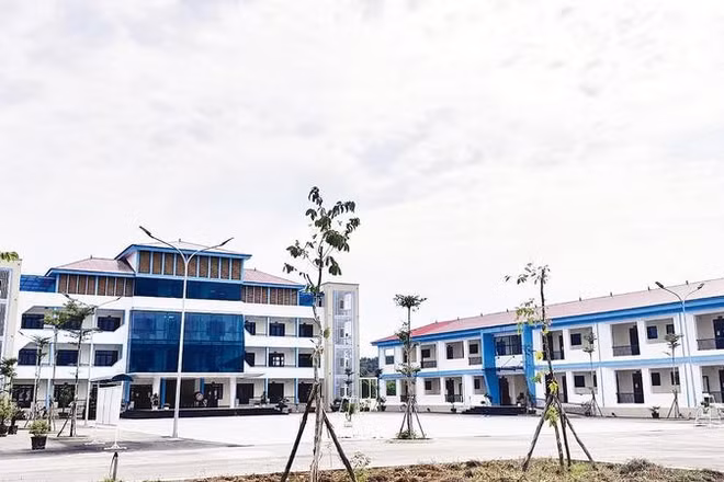 Trường trung học cơ sở Nguyễn Quang Bích (xã Vạn Xuân) vừa được đầu tư xây dựng khang trang, kịp thời đưa vào sử dụng trong năm học mới 2026-2027.
