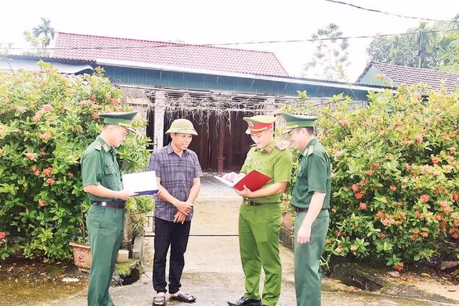 Lực lượng biên phòng và công an nắm thông tin, tình hình từ những người có uy tín trong cộng đồng để nâng cao hiệu quả bảo vệ biên giới, bảo vệ địa bàn.