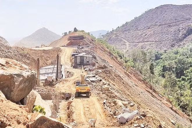 Càng về cuối tuyến đường cao tốc Khánh Hòa-Buôn Ma Thuột, địa hình càng cao, dốc và hiểm trở.