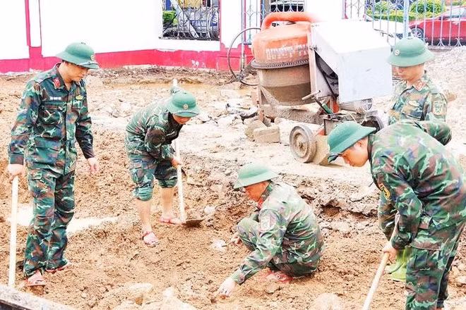 Lực lượng chức năng tiếp tục mở rộng phạm vi tìm kiếm hài cốt liệt sĩ tại khu phố Thành Cổ, phường Quảng Trị (Ảnh XUÂN DIỆN)