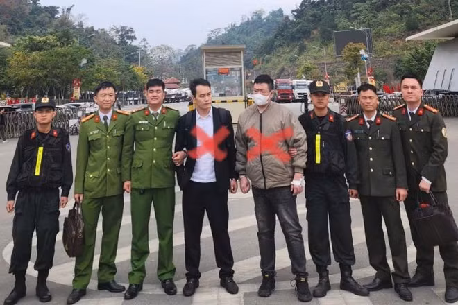 Công an tỉnh Bắc Ninh đưa 2 đối tượng truy nã quốc tế (đánh dấu X) đến cửa khẩu quốc tế Hữu Nghị, Lạng Sơn để bàn giao cho các cơ quan chức năng phía Trung Quốc.