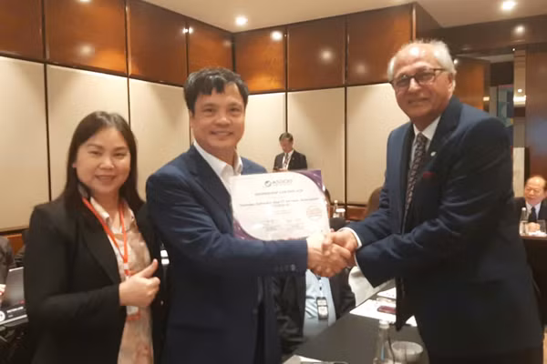 Ông Nguyễn Văn Khoa (ở giữa) được bầu giữ chức Phó Chủ tịch ASOCIO nhiệm kỳ thứ 3 liên tiếp. (Ảnh: VINASA)