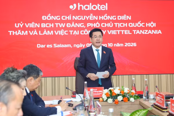 Đồng chí Nguyễn Hồng Diên, Phó Chủ tịch Quốc hội phát biểu trong chuyến thăm Viettel Tanzania. (Ảnh đơn vị cung cấp)