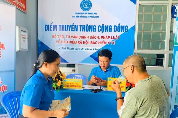 Tuyên truyền chính sách bảo hiểm xã hội tự nguyện trực tiếp đến người lao động tại cơ sở ở Cà Mau. (Ảnh: NGUYỄN ĐẠT)