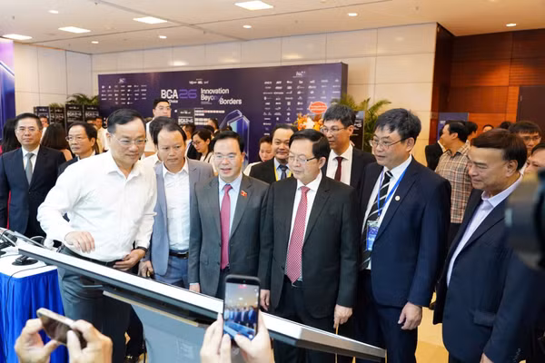 Các khách mời tham quan triển lãm bên lề Ngày hội đổi mới sáng tạo quốc gia năm 2026. (Ảnh: Bộ Khoa học và Công nghệ)