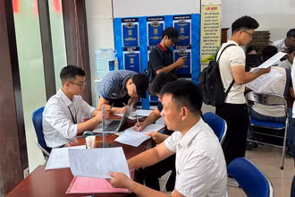 Từ tháng 7/2025, cấp xã, phường thực hiện 14 thủ tục hành chính liên quan đến đất đai, trong đó có đăng ký và cấp sổ đỏ lần đầu. (Ảnh DUY ANH)