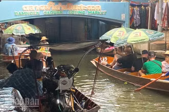 Một góc chợ nổi Damnoen Saduak. (Ảnh: XUÂN SƠN)