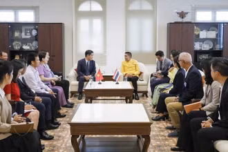 Cuộc gặp giữa Đại sứ Phạm Việt Hùng (bên trái) và Tỉnh trưởng Phuket Sophon Suwannarat (bên phải). (Ảnh: ĐẠI SỨ QUÁN VIỆT NAM TẠI THÁI LAN)