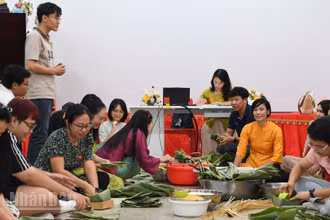 Sinh viên Việt Nam tại Thái Lan gói bánh chưng ngày sát Tết tại chùa Phổ Phước, Bangkok. (Ảnh: XUÂN SƠN)